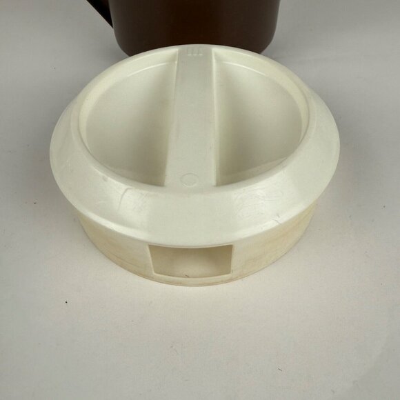 Rubbermaid Plastic One Gallon Pitcher Brown #2718 White Lid #2720 Vintage Retro - Picture 6 of 7